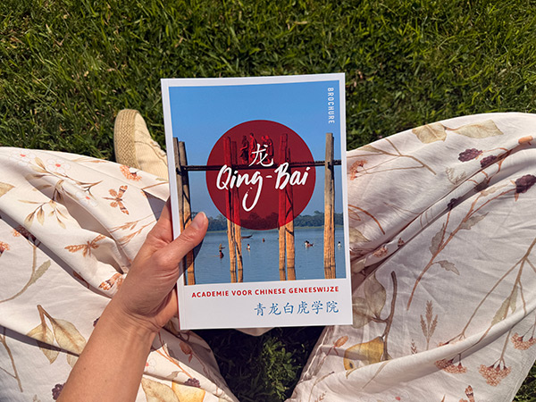 Qing-Bai brochure in de tuin